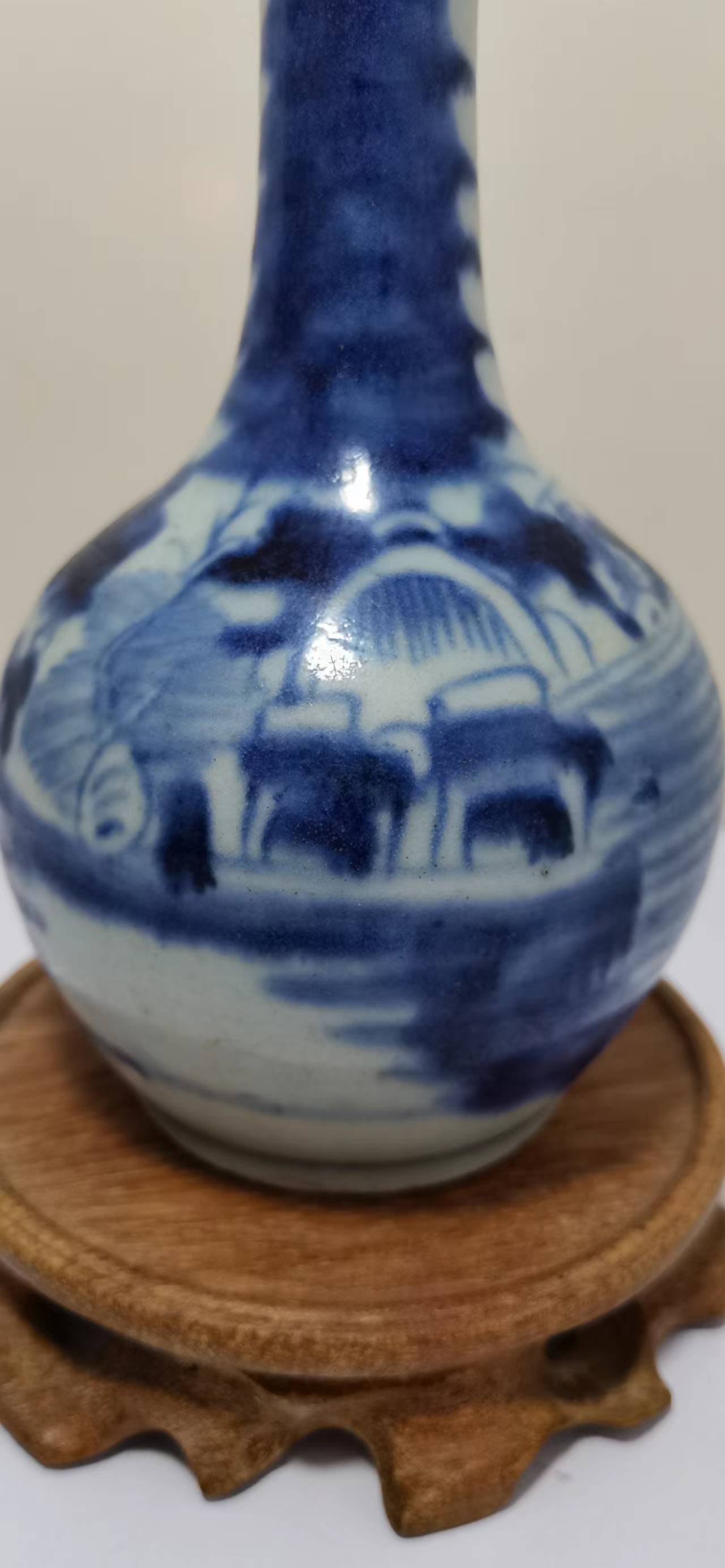 域鉴古玩】晚清·青花山水人物纹赏瓶拍卖价格/图片/值多少钱
