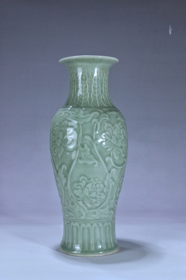 晚清民国·豆青釉暗刻缠枝莲纹赏瓶拍卖，当前价格1688元