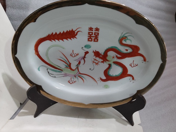 古玩陶瓷上世紀出口創匯期彩繪描金開光龍鳳呈祥橢圓型盤拍賣,當前價格0元