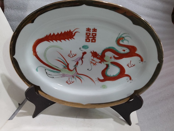 古玩陶瓷上世紀出口創匯期彩繪描金開光龍鳳呈祥橢圓型盤拍賣,當前價格0元