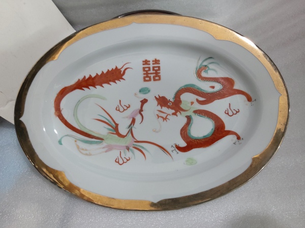 古玩陶瓷上世紀出口創匯期彩繪描金開光龍鳳呈祥橢圓型盤拍賣,當前價格0元