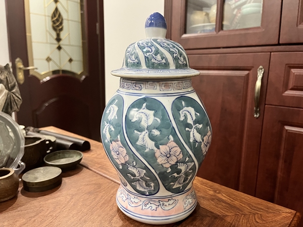 古玩轉(zhuǎn)賣花卉紋蓋罐拍賣,當(dāng)前價(jià)格0元