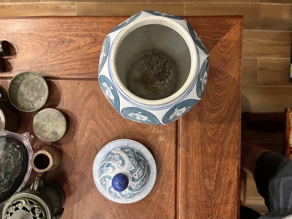 古玩陶瓷花卉紋蓋罐拍賣,當前價格10元