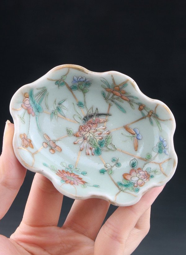 古玩陶瓷6644】清同治 本朝款豆青釉粉彩蝶戀花荷葉形筆添拍賣,當前價格4000元