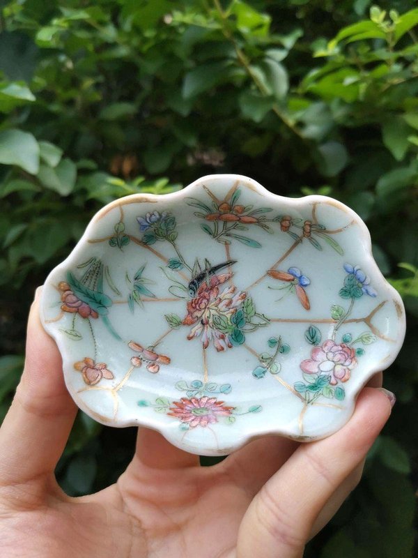 古玩陶瓷6644】清同治 本朝款豆青釉粉彩蝶戀花荷葉形筆添拍賣,當前價格4000元