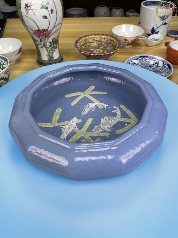 古玩陶瓷晚清民國·藍釉粉彩魚藻紋洗(雍正官窯款)拍賣,當前價格9500元