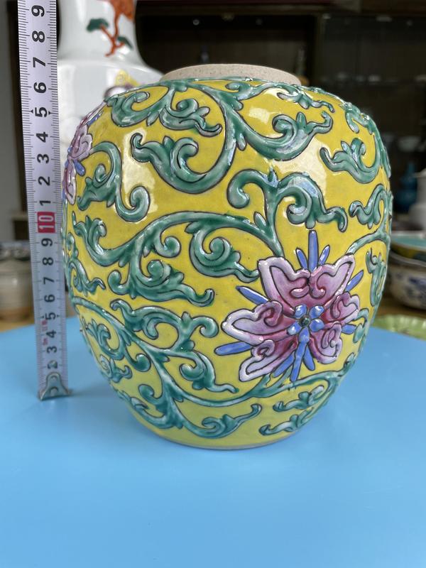 古玩陶瓷清晚期 黃地粉彩堆拱纏枝蓮紋罐(官窯紋飾)拍賣,當前價格2200元