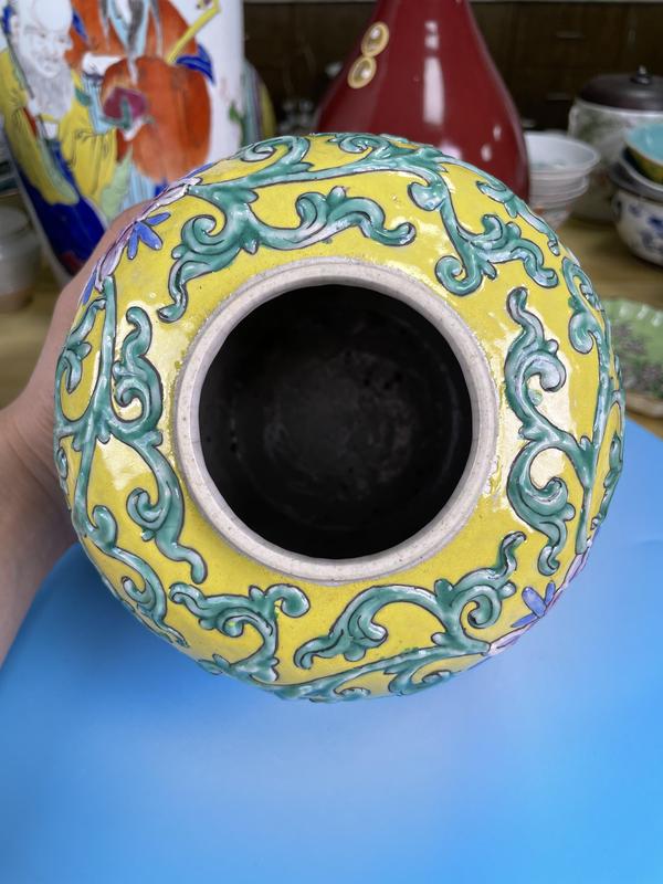 古玩陶瓷清晚期 黃地粉彩堆拱纏枝蓮紋罐(官窯紋飾)拍賣,當前價格2200元