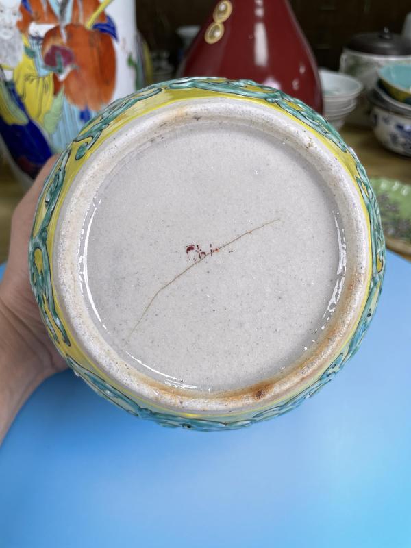 古玩陶瓷清晚期 黃地粉彩堆拱纏枝蓮紋罐(官窯紋飾)拍賣,當前價格2200元