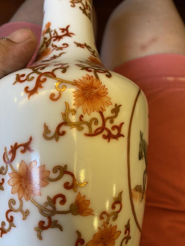 古玩陶瓷洪宪年制款矾红墨彩人物纹长颈瓶拍卖，当前价格15000元