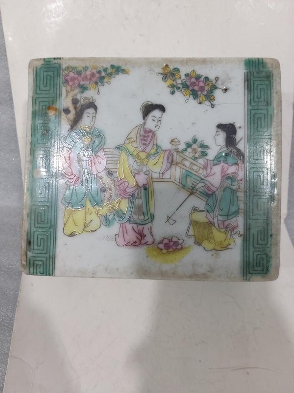 古玩轉(zhuǎn)賣民國(guó)粉彩美女圖脈診拍賣,當(dāng)前價(jià)格12000元