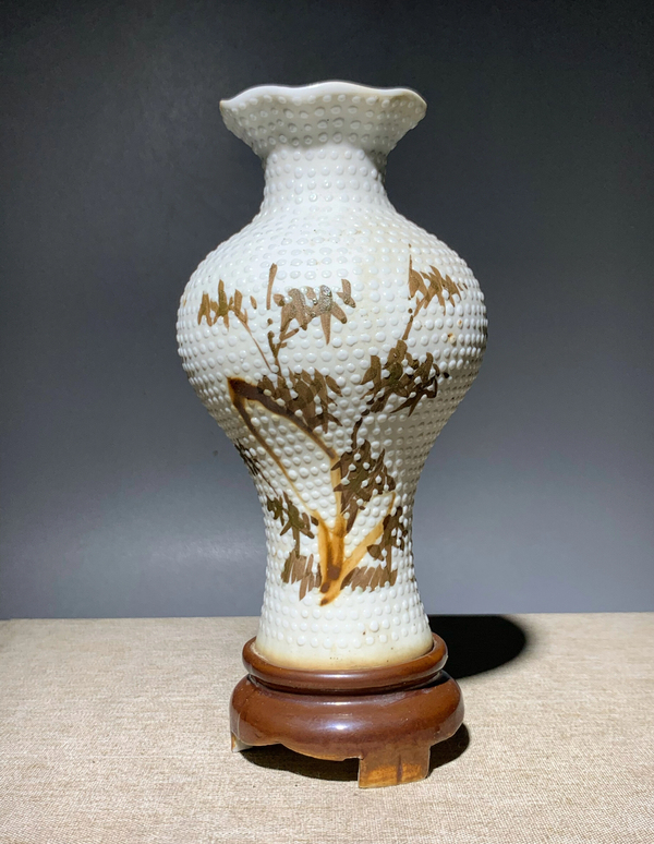 古玩陶瓷通透漂亮白釉珍珠地綠彩竹葉詩紋花口瓶拍賣,當(dāng)前價格1588元