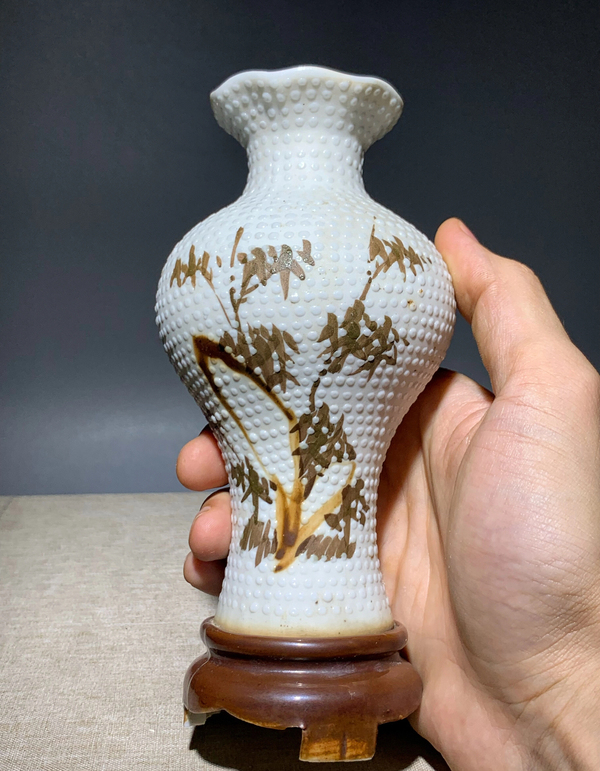 古玩陶瓷通透漂亮白釉珍珠地綠彩竹葉詩紋花口瓶拍賣,當(dāng)前價格1588元