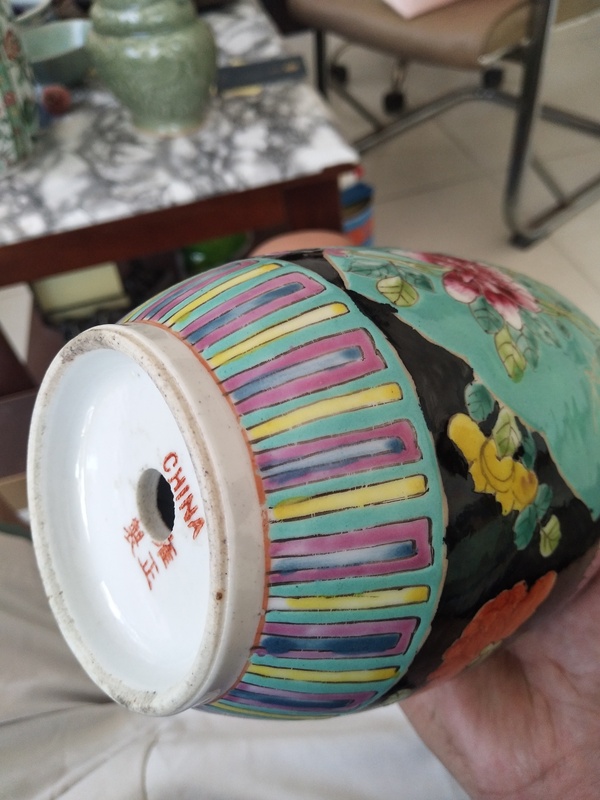 古玩陶瓷墨地粉彩開窗花卉瓶拍賣,當前價格2000元