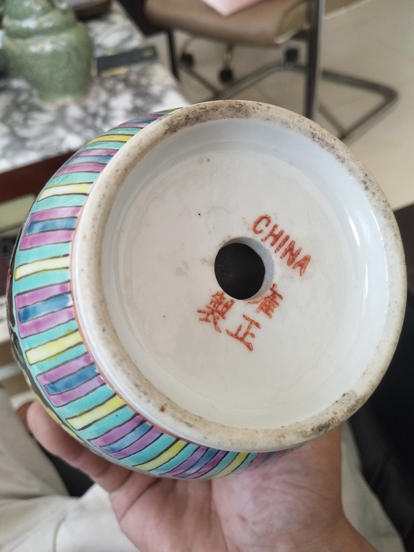 古玩陶瓷墨地粉彩開窗花卉瓶拍賣,當前價格2000元