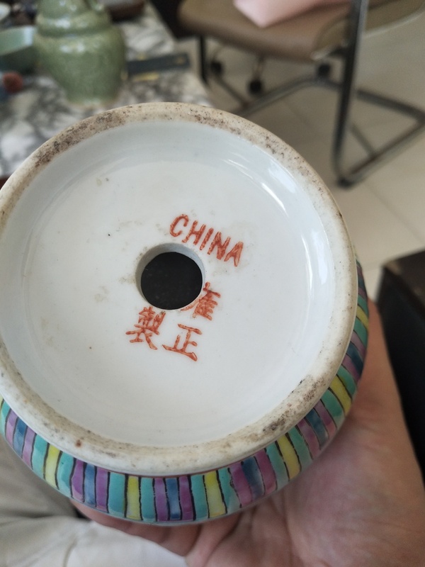 古玩陶瓷墨地粉彩開窗花卉瓶拍賣,當前價格2000元