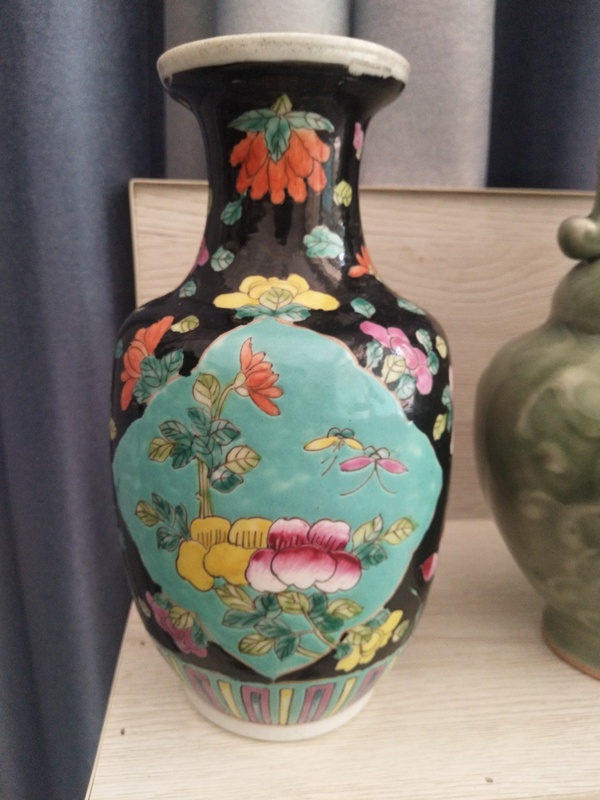 古玩陶瓷墨地粉彩開窗花卉瓶拍賣,當前價格2000元