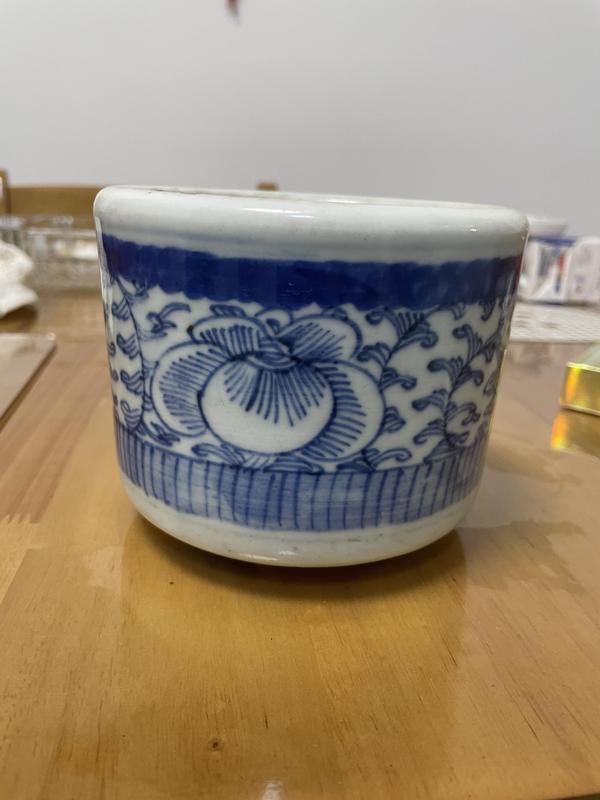 古玩陶瓷清代道光至咸豐纏枝花卉紋青花三足筒式香爐拍賣,當前價格1288元
