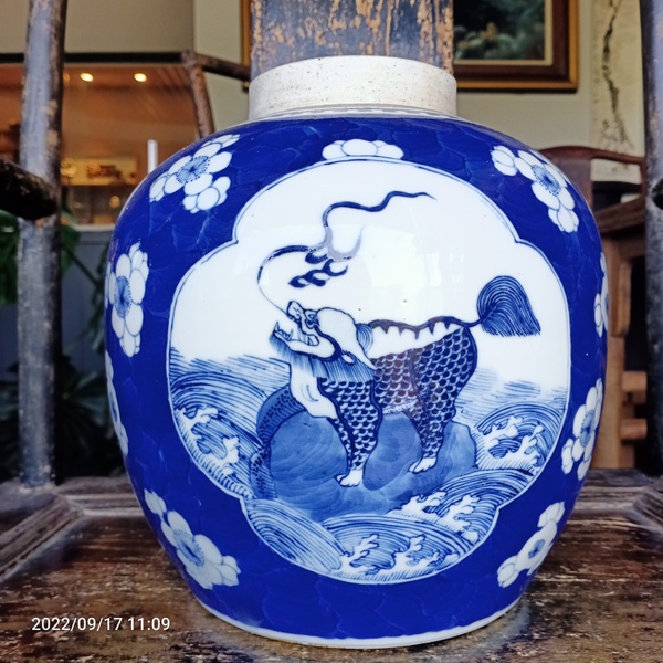 古玩陶瓷晚清青花留白梅紋開(kāi)光瑞獸紋青花罐拍賣(mài),當(dāng)前價(jià)格9999元
