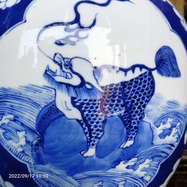 古玩陶瓷晚清青花留白梅紋開(kāi)光瑞獸紋青花罐拍賣(mài),當(dāng)前價(jià)格9999元