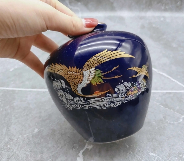 古玩陶瓷上世紀八十年代藍釉鶴紋罐拍賣,當前價格220元