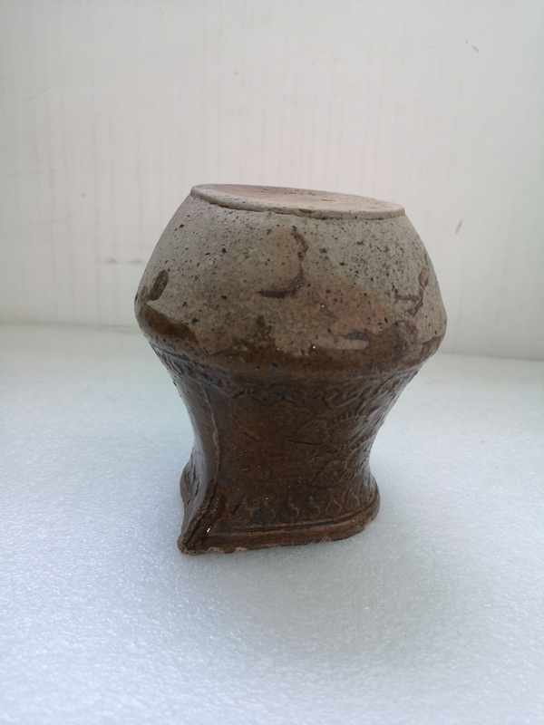 古玩陶瓷清代早期褐釉印花流口執(zhí)壺拍賣,當(dāng)前價格678元