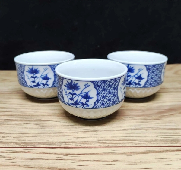 古玩陶瓷六十至八十年代花卉紋青花杯一組拍賣,當(dāng)前價格150元