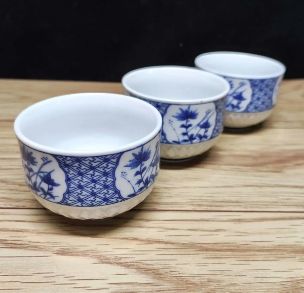 古玩陶瓷六十至八十年代花卉紋青花杯一組拍賣,當(dāng)前價格150元