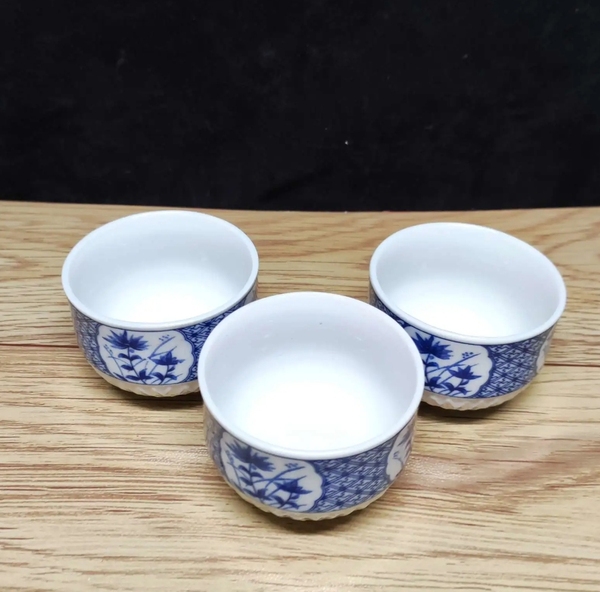 古玩陶瓷六十至八十年代花卉紋青花杯一組拍賣,當(dāng)前價格150元