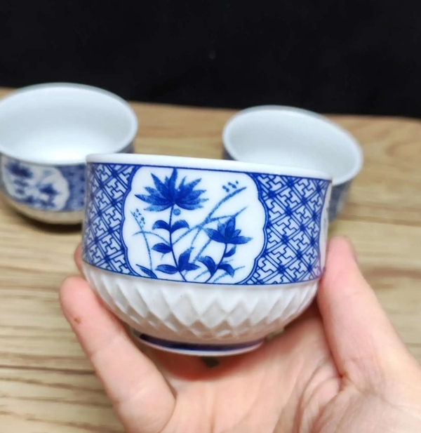 古玩陶瓷六十至八十年代花卉紋青花杯一組拍賣,當(dāng)前價格150元