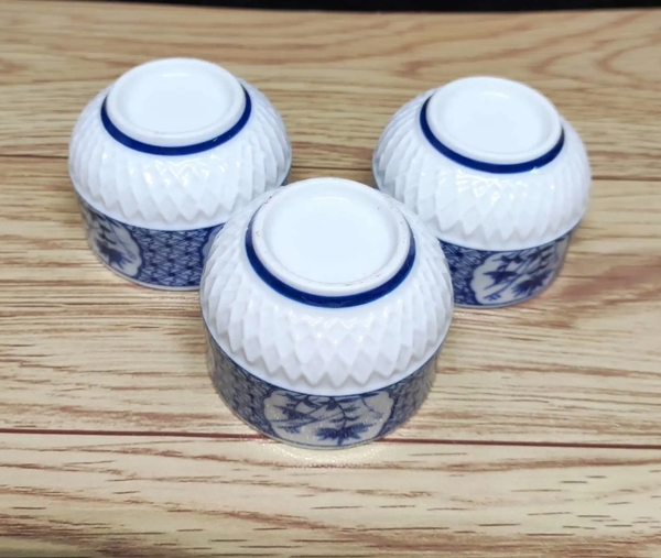 古玩陶瓷六十至八十年代花卉紋青花杯一組拍賣,當(dāng)前價格150元