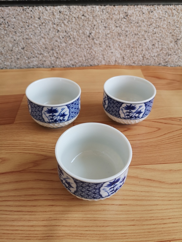 古玩陶瓷六十至八十年代花卉紋青花杯一組拍賣,當(dāng)前價格150元