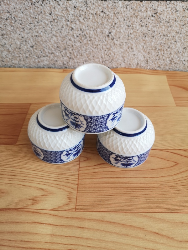 古玩陶瓷六十至八十年代花卉紋青花杯一組拍賣,當(dāng)前價格150元