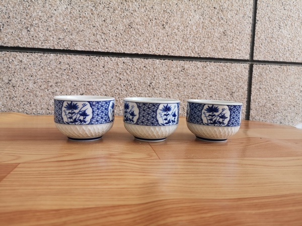 古玩陶瓷六十至八十年代花卉紋青花杯一組拍賣,當(dāng)前價格150元