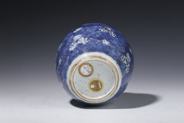 古玩陶瓷清康熙·青花留白冰梅纹罐拍卖，当前价格7252元