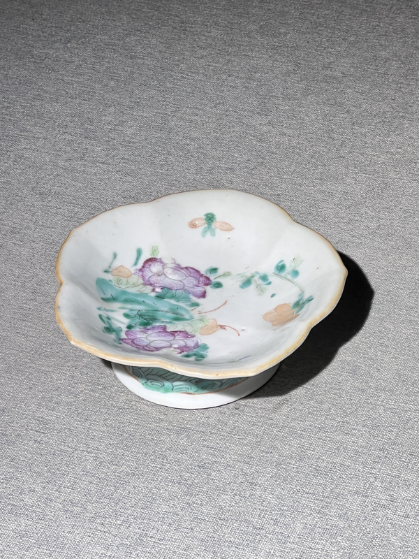 古玩陶瓷【清晚】花蝶紋粉彩花口貢盤拍賣,當前價格0元