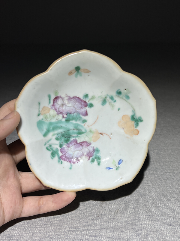 古玩陶瓷【清晚】花蝶紋粉彩花口貢盤拍賣,當前價格0元