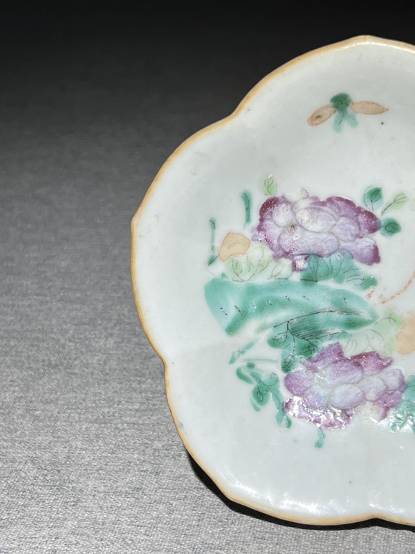 古玩陶瓷【清晚】花蝶紋粉彩花口貢盤拍賣,當前價格0元