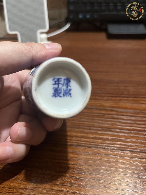 古玩陶瓷康熙年制款青花留白梅紋鼻煙壺真品鑒賞圖