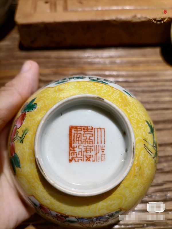 古玩陶瓷軋道粉彩人物碗真品鑒賞圖