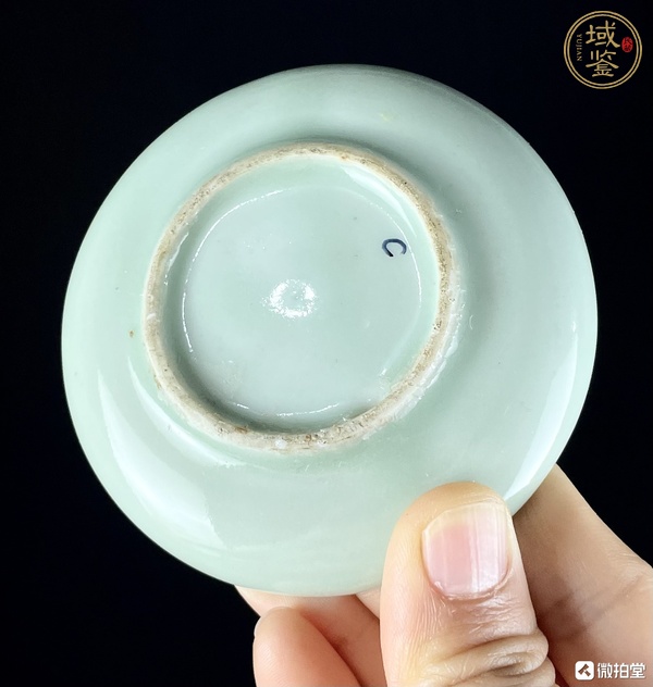 古玩陶瓷豆青釉粉彩花卉紋盤真品鑒賞圖