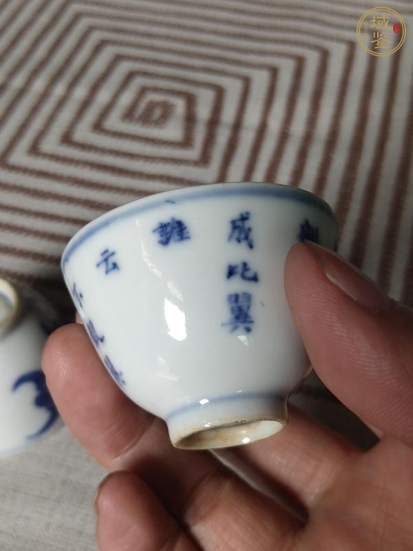 古玩陶瓷晚清單藍(lán)圈萬歷年制款雙蝠詩紋青花杯真品鑒賞圖