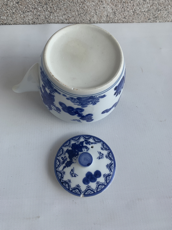 古玩陶瓷上世紀八十年代嬰戲紋青花提梁壺拍賣,當前價格260元
