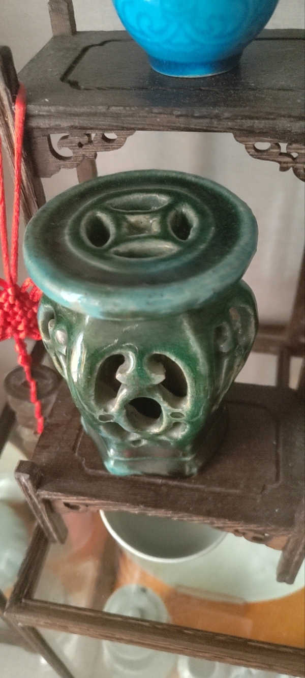 古玩轉(zhuǎn)賣清末石灣窯綠釉六方鏤空繡墩拍賣，當前價格498元