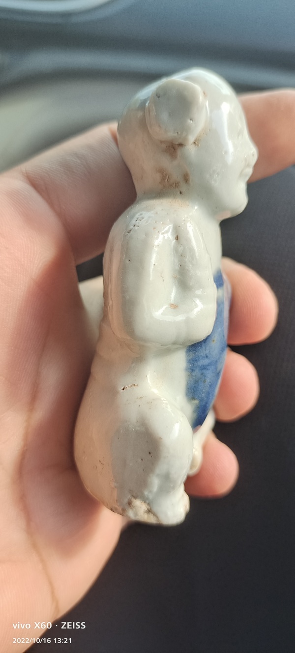 古玩陶瓷清代早期持蓮童子青花塑像拍賣,當前價格2000元