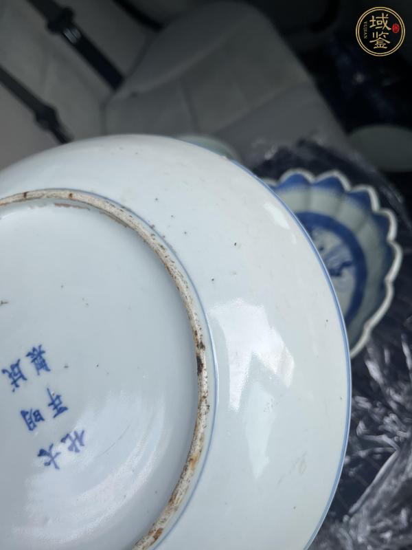 古玩陶瓷晚清大明成化年制款花卉紋青花盤真品鑒賞圖