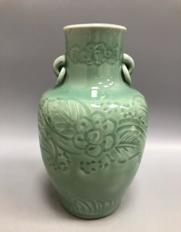 古玩陶瓷日本明治仿龍泉釉刻花鳩耳銜環瓶拍賣,當前價格1500元