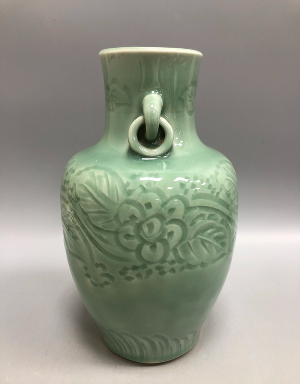 古玩陶瓷日本明治仿龍泉釉刻花鳩耳銜環瓶拍賣,當前價格1500元