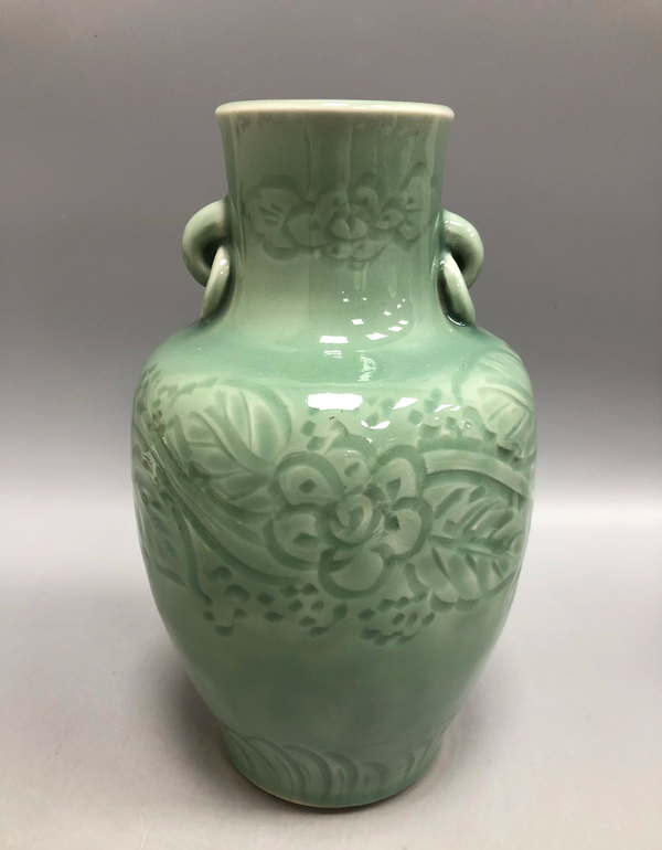 古玩陶瓷日本明治仿龍泉釉刻花鳩耳銜環瓶拍賣,當前價格1500元