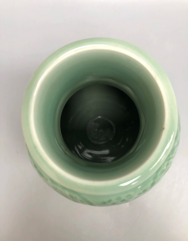 古玩陶瓷日本明治仿龍泉釉刻花鳩耳銜環瓶拍賣,當前價格1500元